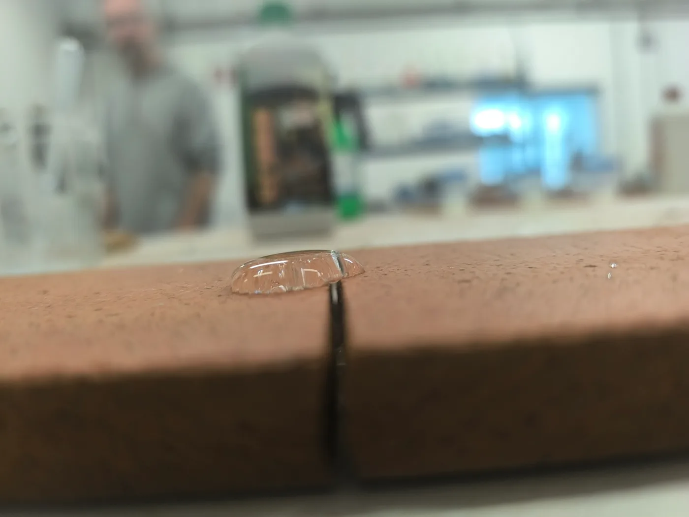 Test terrain SCUDO sur terrasse en terre cuite : eau bridée par nanotechnologie fluorée