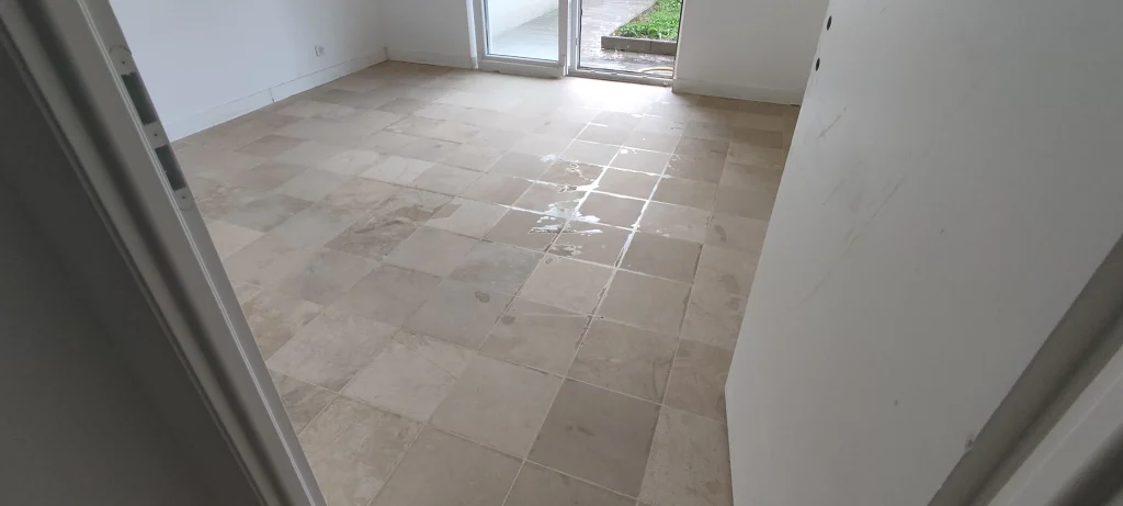 Sol marbre lustré — résultat après intervention Atouts Marbres