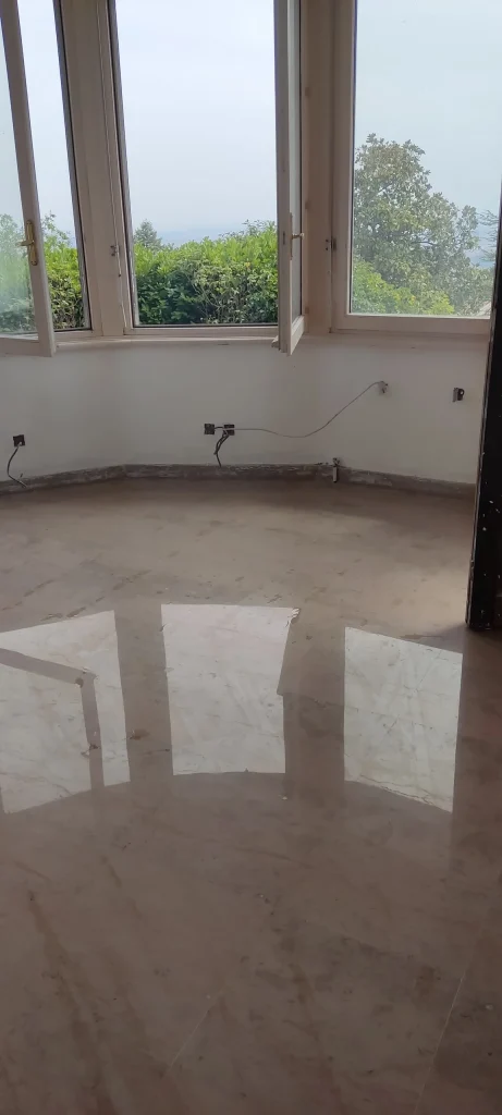 Ponçage en cours — atelier mobile Atouts Marbres