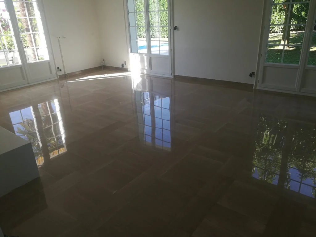 Sol marbre beige poncé et cristallisé — salon avec reflets