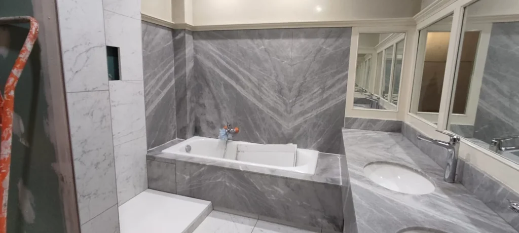 Salle de bain marbre gris — lustrage et ponçage baignoire et plan vasque