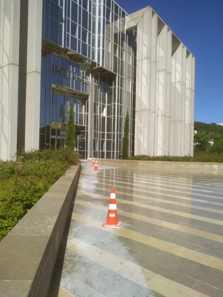 Escaliers marbre Interpol Lyon — ponçage et lustrage marches extérieures