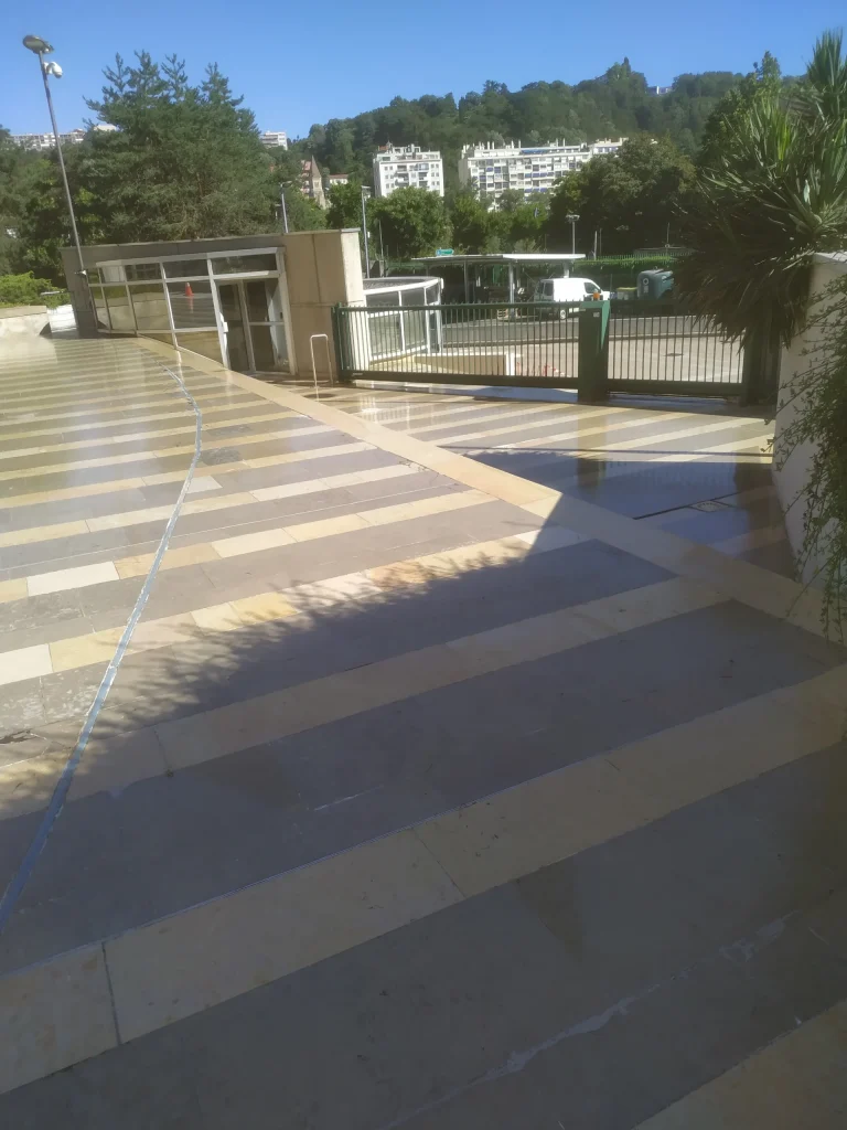 Escaliers marbre rénovés — résultat lustrage Interpol