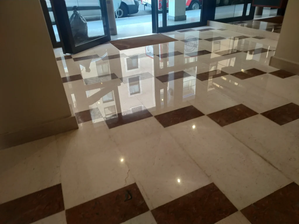 Sol marbre rénové — reflets après lustrage