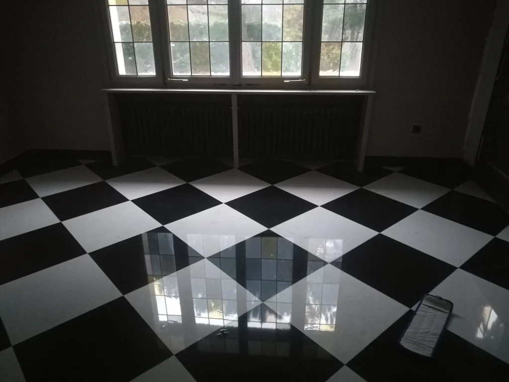 Sol Petit Granit Belge et Carrare cristallisés — damier noir et blanc