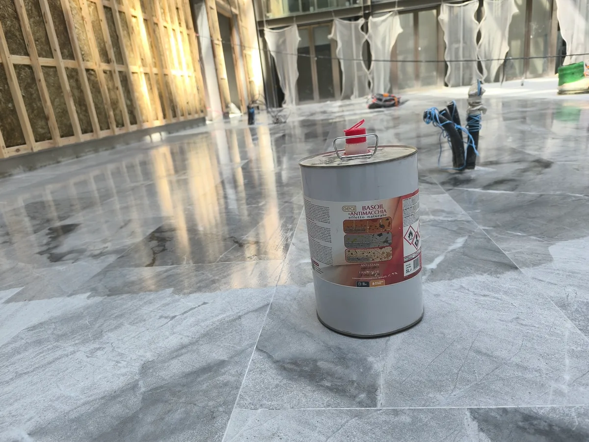 Application BASOIL Antimacchia GEAL sur marbre Gris des Alpes — protection anti-taches après pose