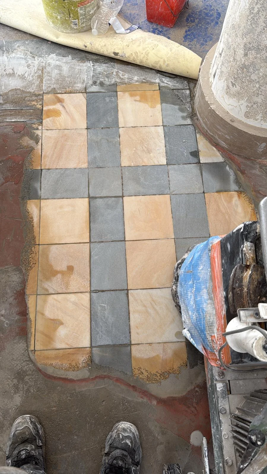 Ponçage marbre Rose du Portugal et pierre grise d'Italie en cours, chantier Atouts Marbres Lyon
