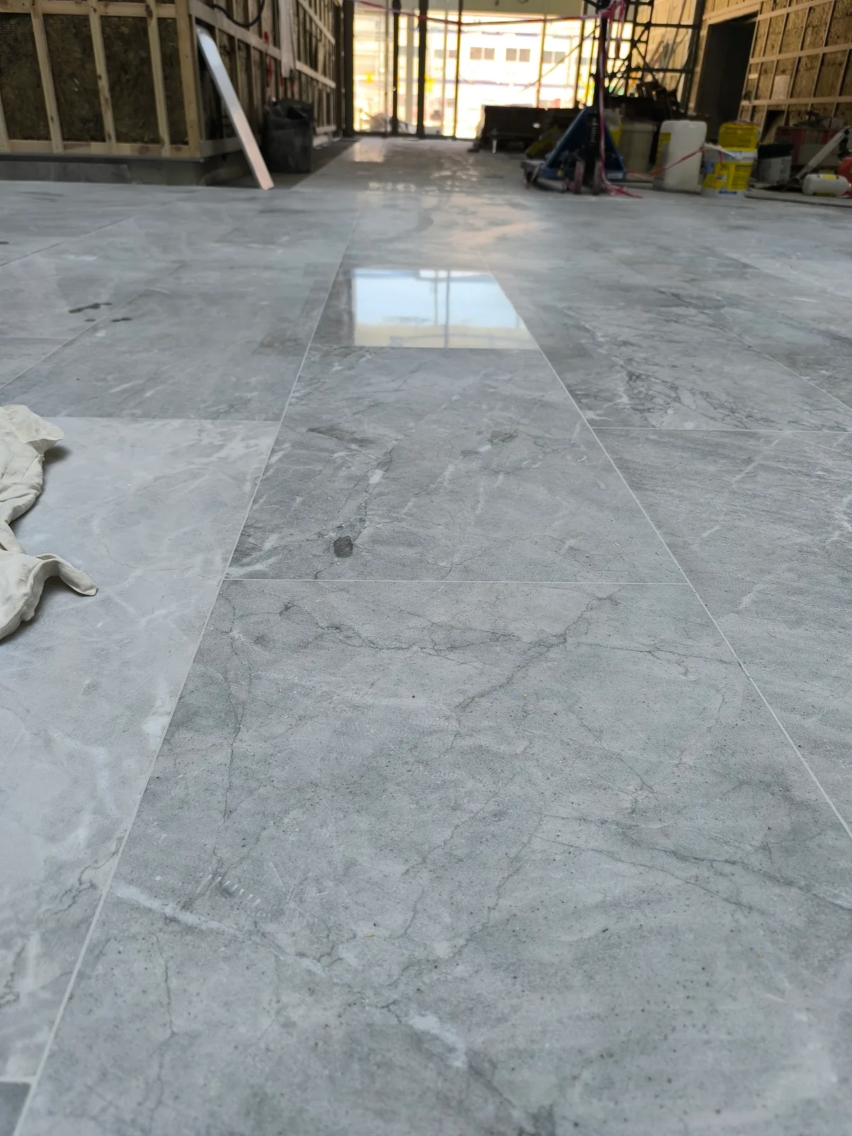 Carreaux uniques finition miroir, Gris des Alpes — Atouts Marbres chantier Lyon