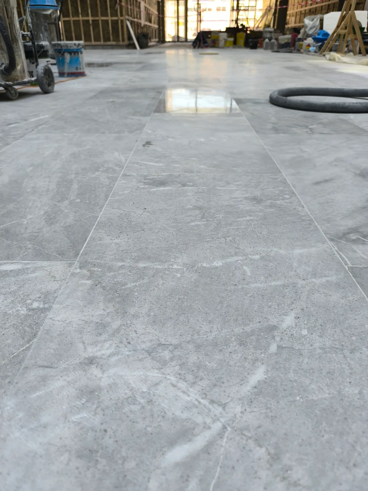 Carreaux uniques finition miroir, Gris des Alpes — Atouts Marbres chantier Lyon