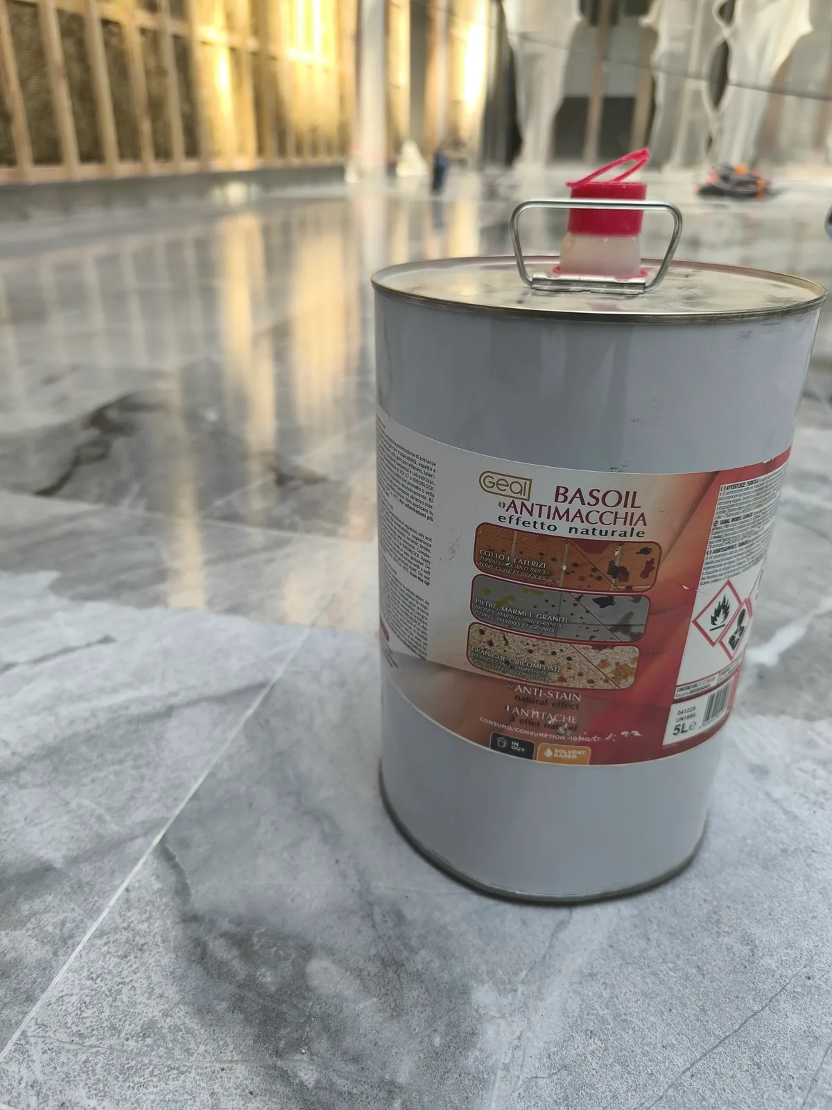 Sol en marbre Gris des Alpes en cours de pose et ponçage, grand espace professionnel — Juillet 2026