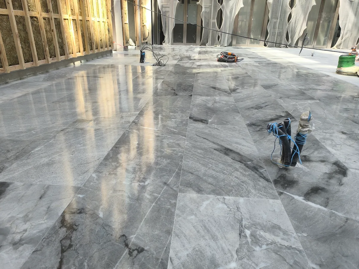 Marbre Gris des Alpes, pose, ponçage et traitement en cours, chantier Atouts Marbres Lyon