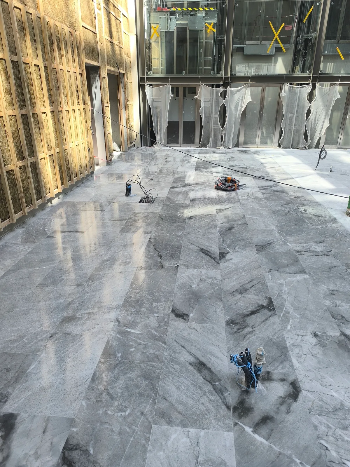 Vue d'ensemble sol marbre Gris des Alpes poli, chantier professionnel en cours