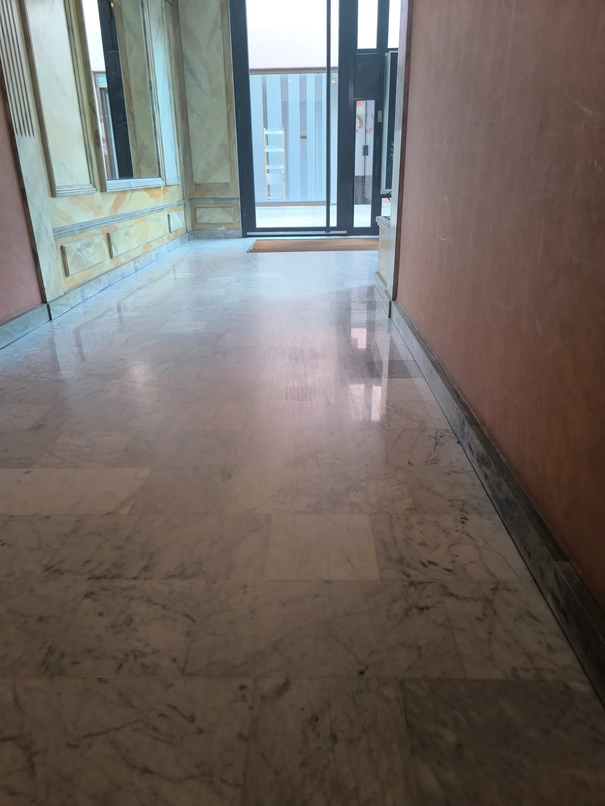 Blanc de Carrare brillant miroir, vue de la pièce, chantier résidentiel — Atouts Marbres