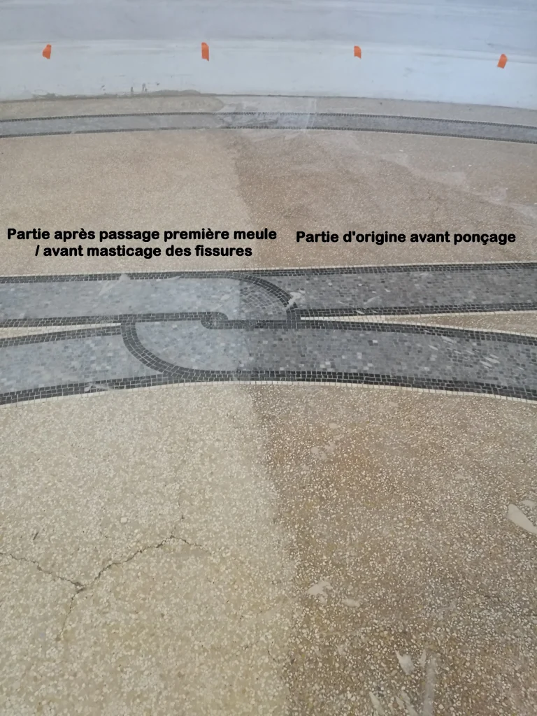 Mosaïque de marbre ancienne restaurée — tesselles nettoyées et rejointoyées