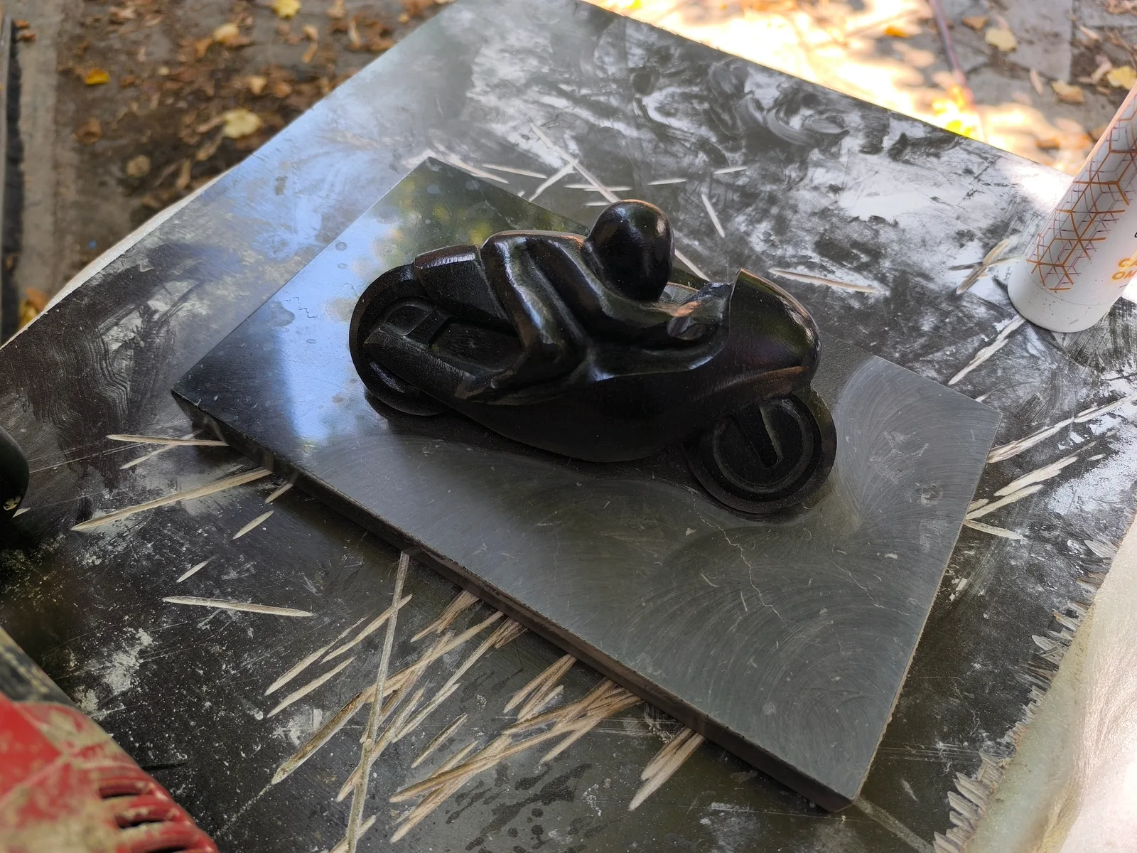 Sculpture de motard en marbre noir, finition terne et mate avant restauration