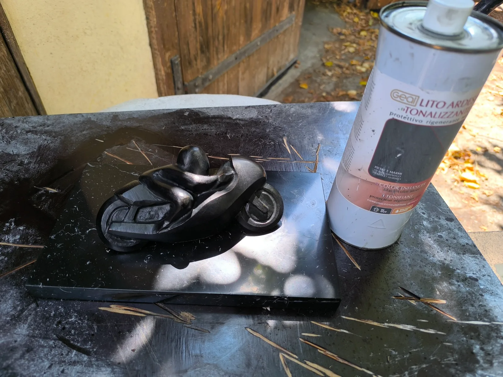 Application du produit GEAL Lito Ardesia Tonalizzante sur la sculpture en marbre noir