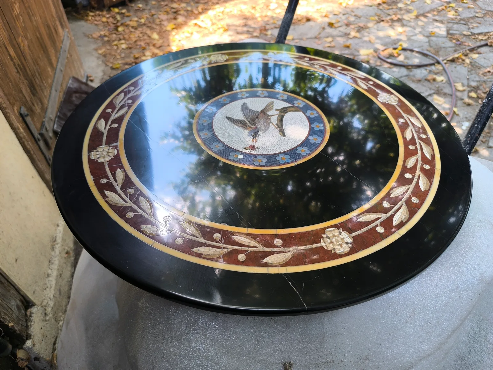 Table en marbre noir marqueté restaurée, médaillon en mosaïque florentine représentant un colibri, poli miroir